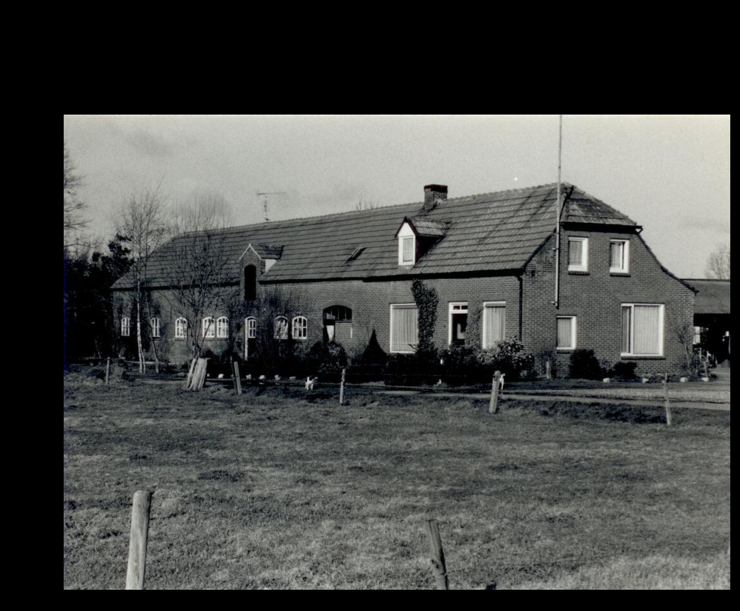 Historische foto van de wederopbouwboerderij rond 1955